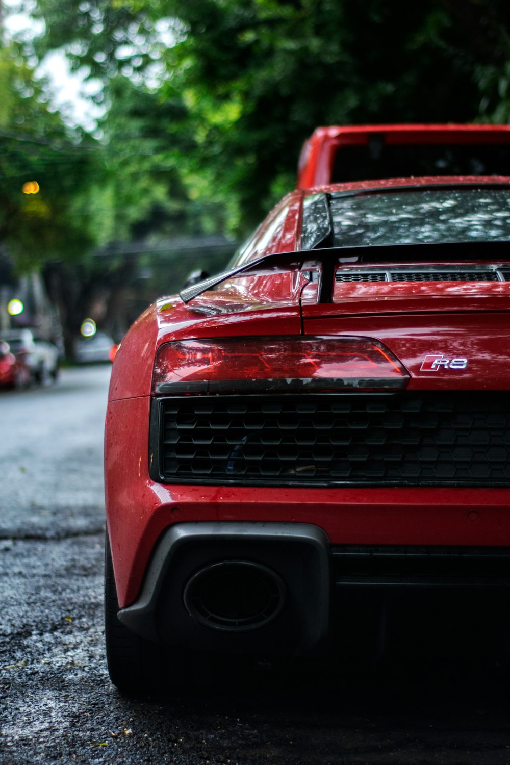 rotes Auto tagsüber auf der Straße