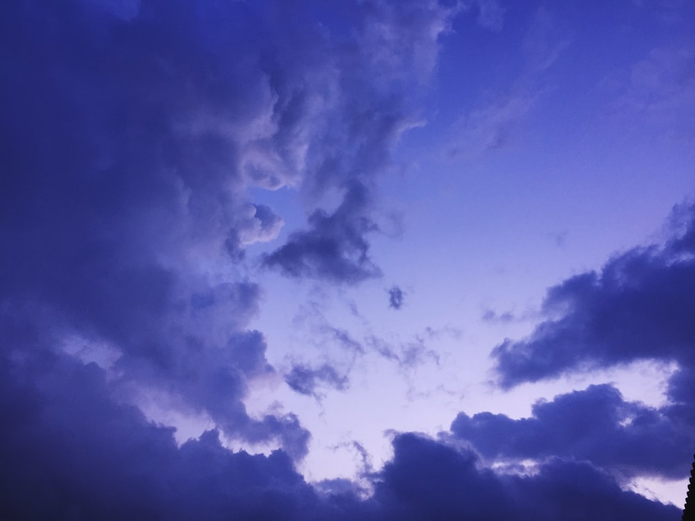 nuvens brancas e céu azul