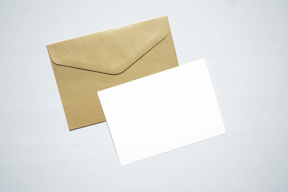 Weißes Druckerpapier auf braunem Umschlag