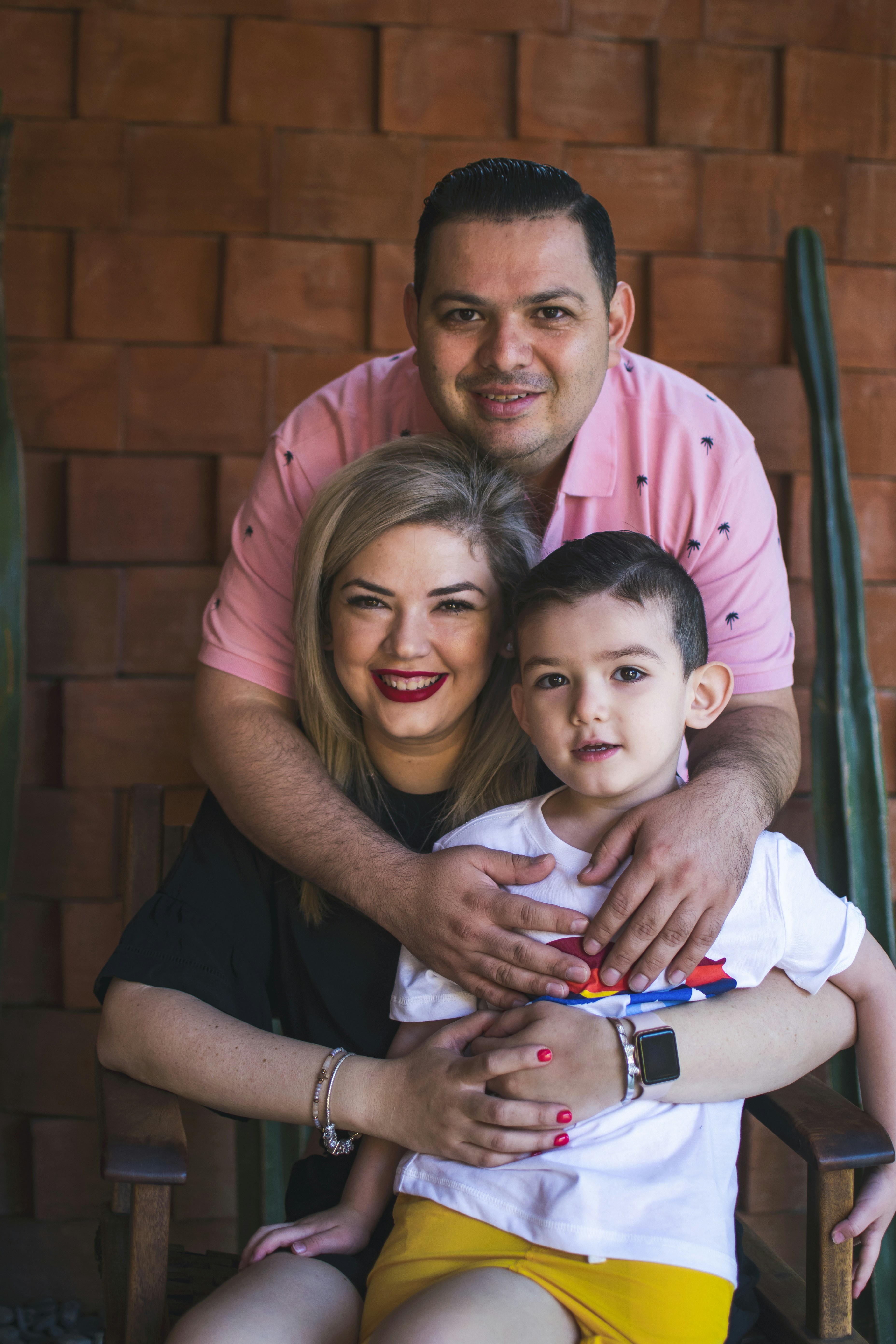Familia recibiendo asesoría