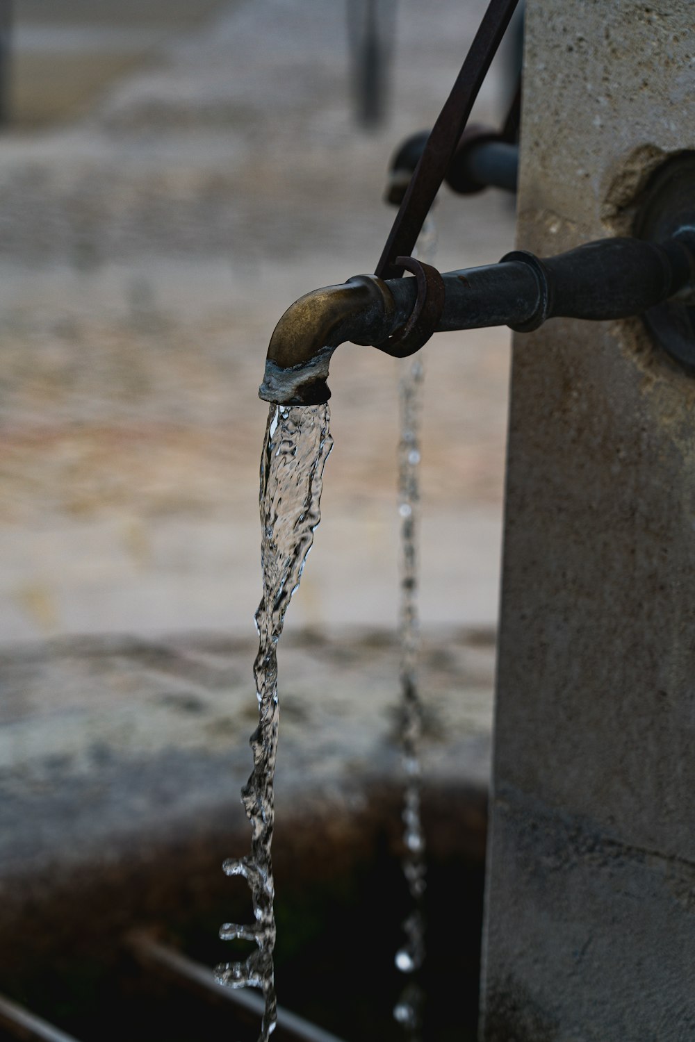 De l’eau tombant du robinet dans la lentille à bascule