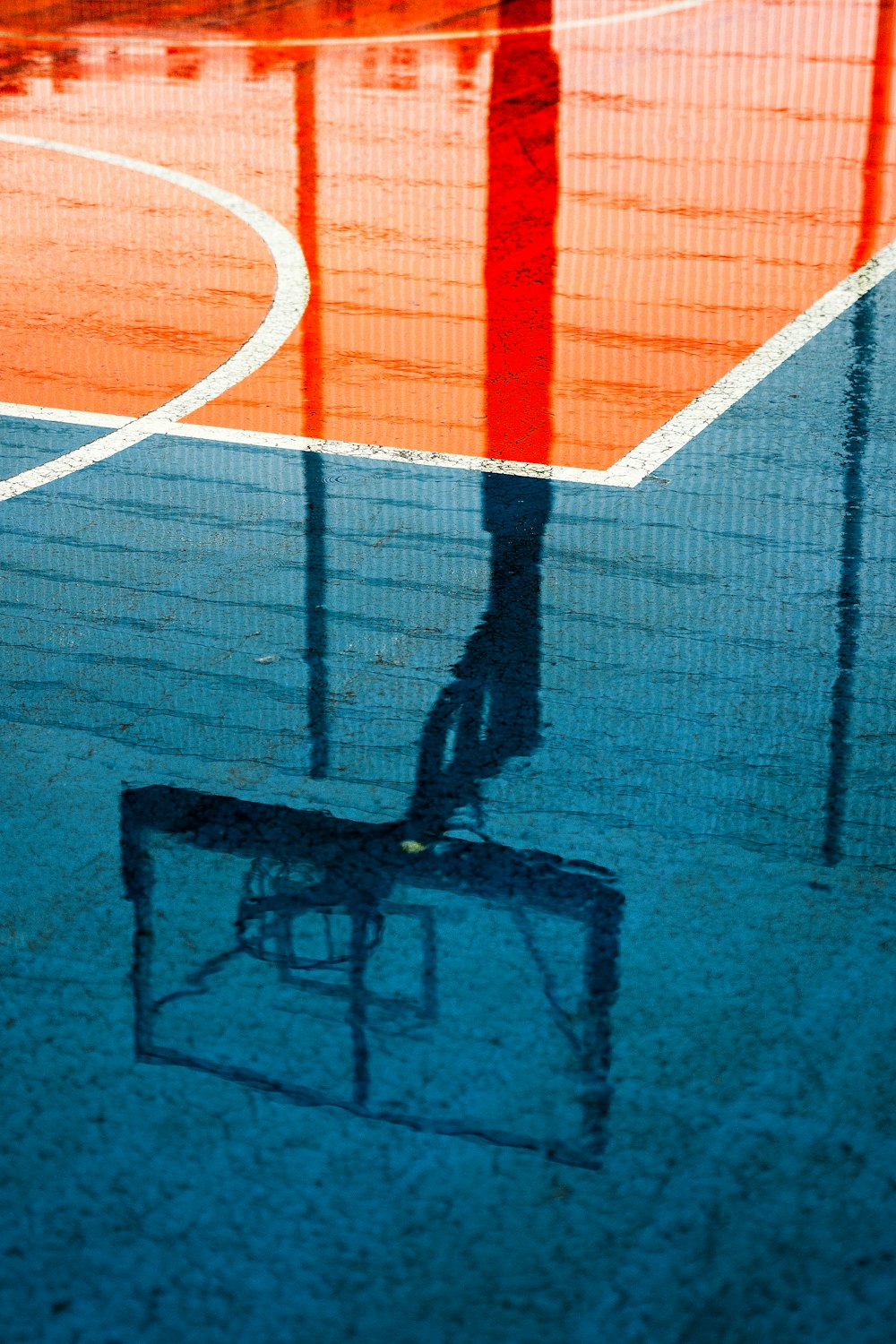 Ombre d’une personne sur un terrain de basket-ball pendant la journée
