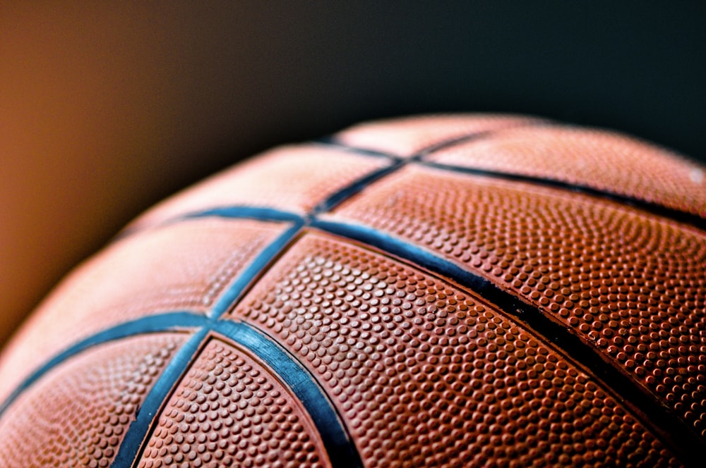 Pelota de baloncesto marrón y negra