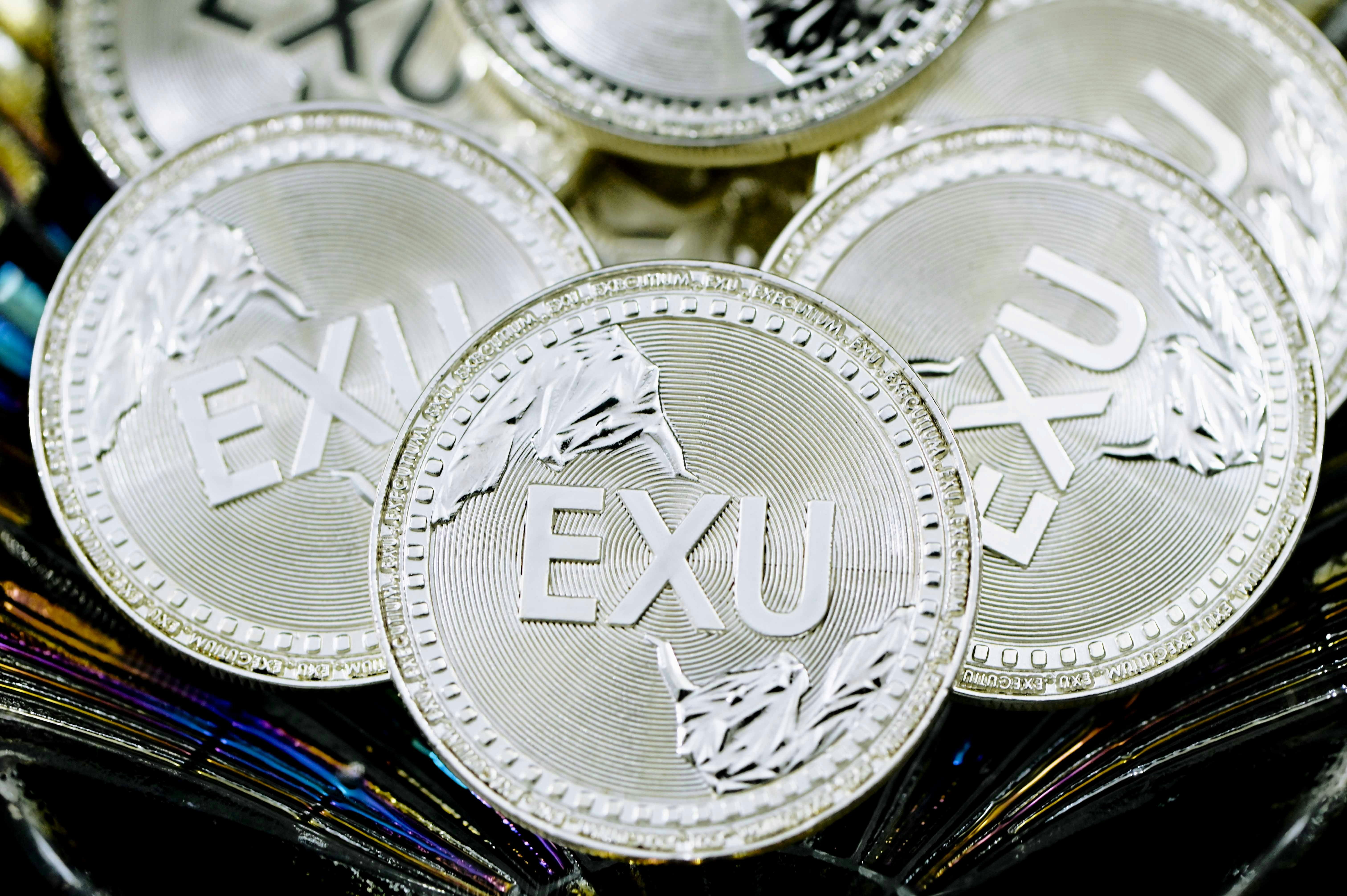 silver and gold round coins