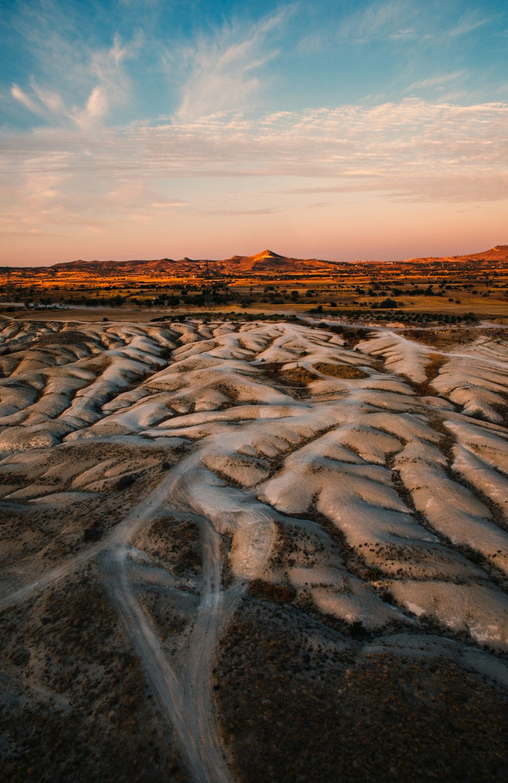 brauner Sand unter weißem Himmel tagsüber