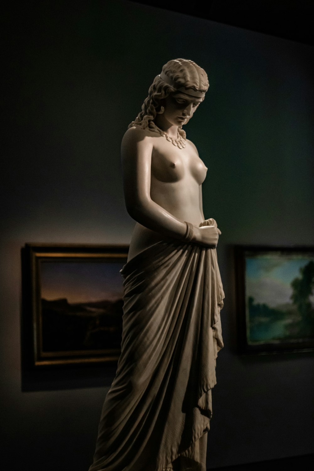 Statue de femme en robe blanche