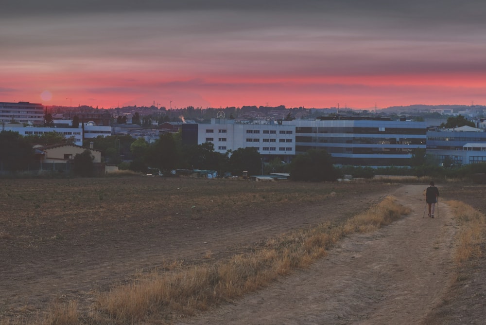 Edificio de hormigón blanco cerca de Green Grass Field durante el día