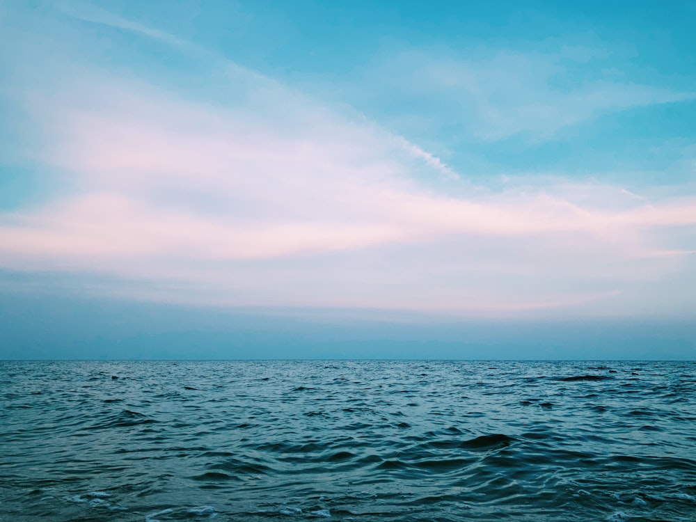 Blauer Ozean unter blauem Himmel tagsüber