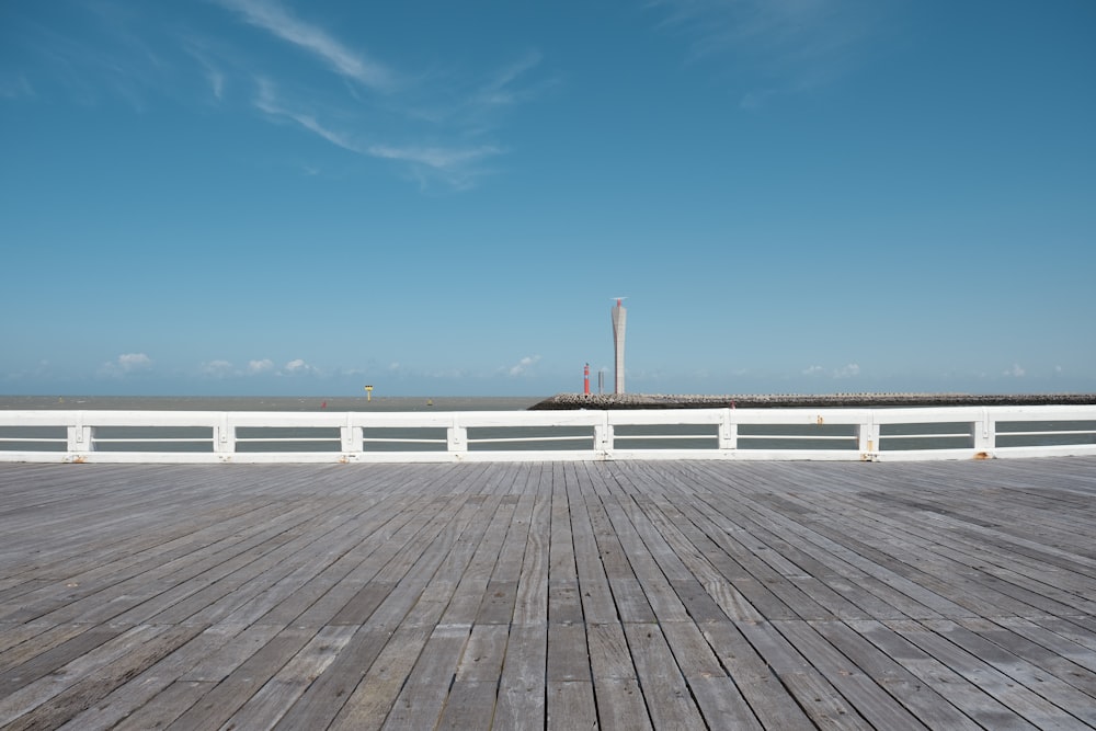 muelle de madera blanco en el mar azul bajo el cielo azul durante el día