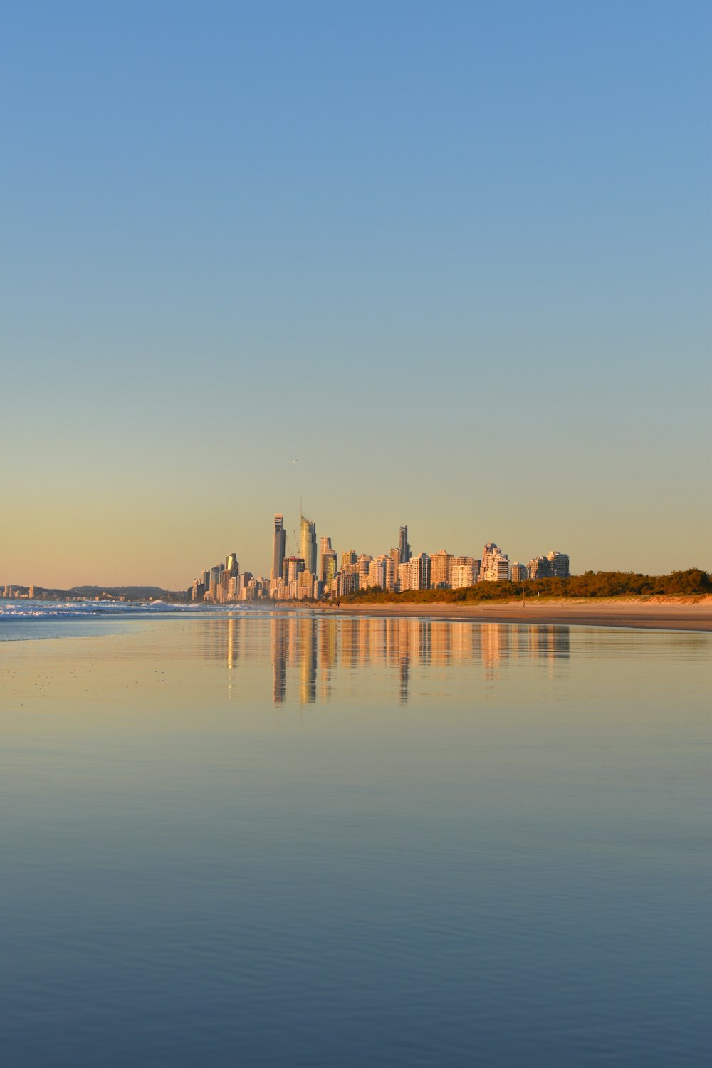 Horizonte de la ciudad a través del cuerpo de agua durante el día