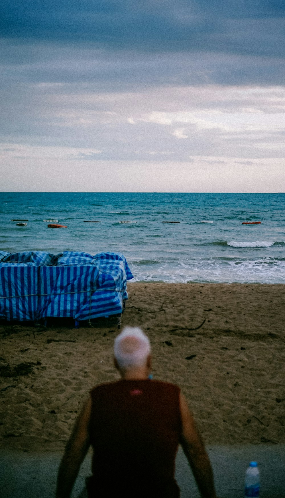 Tessuto a righe bianche e blu sulla spiaggia durante il giorno