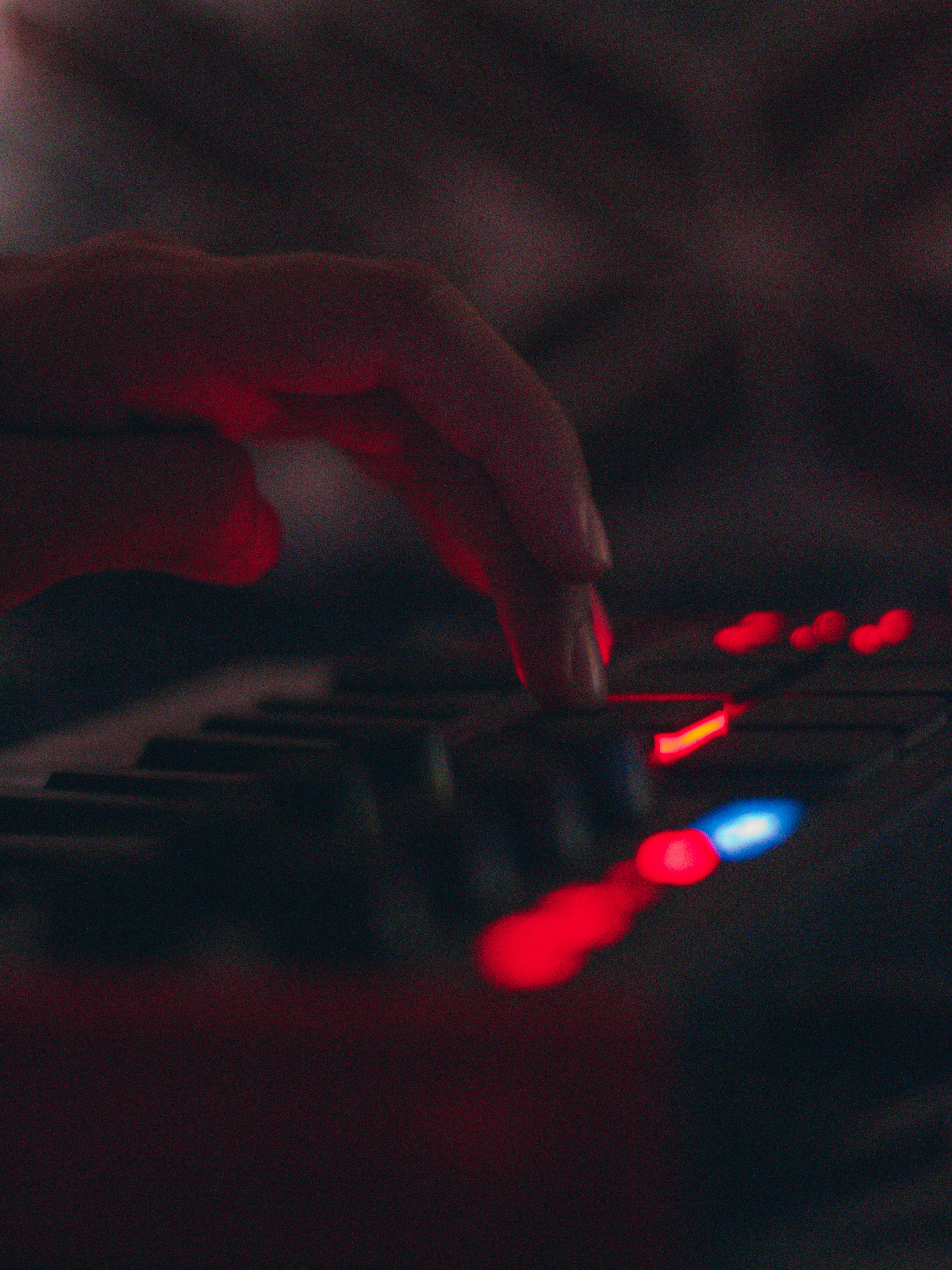 赤い光でピアノを弾く人の写真 Unsplashで見つける壁紙の無料写真