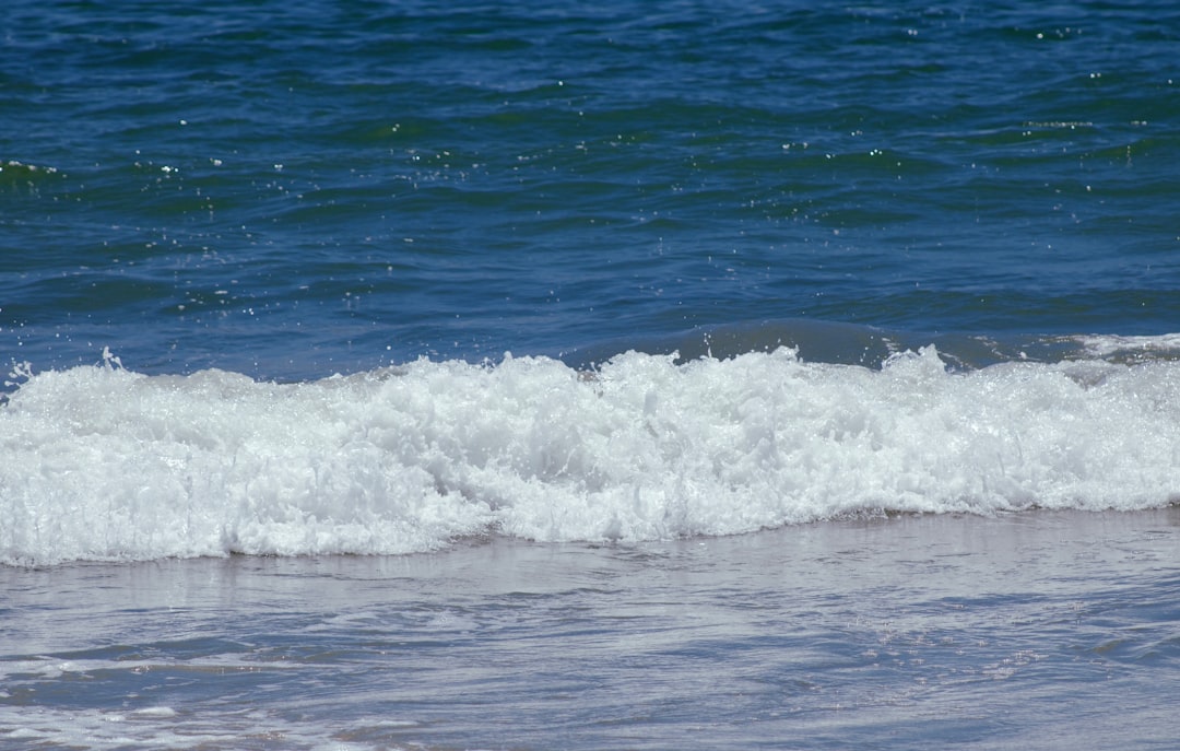 ocean waves on shore during daytime