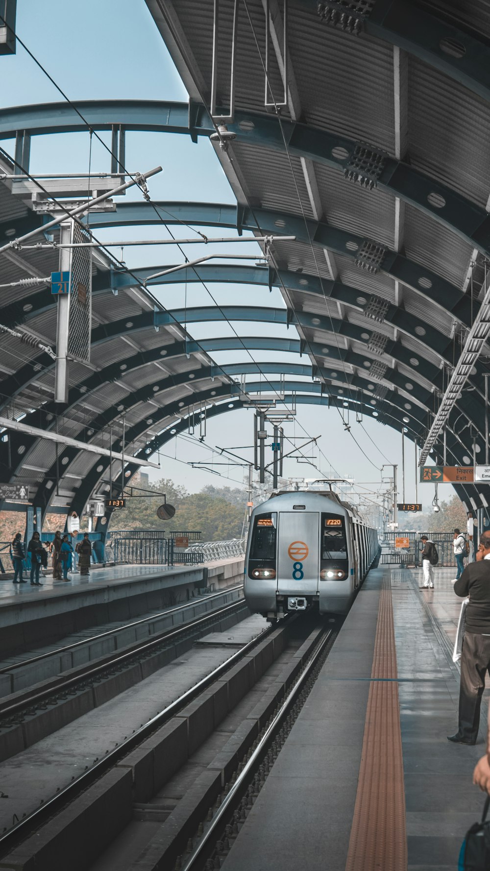 persone che camminano sulla stazione ferroviaria durante il giorno