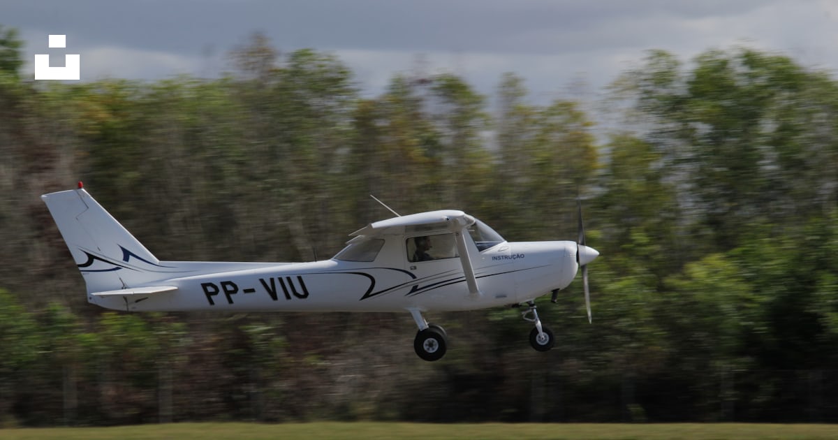 昼間の道路上の白と黒のジェット機の写真 Unsplashの無料ヴィラ ヴェーリャ エス写真