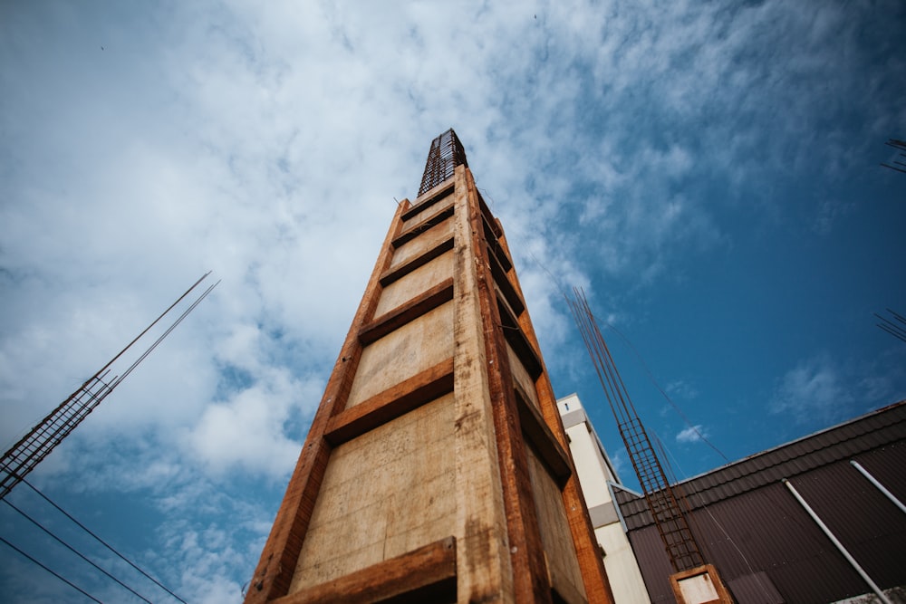 Braunes Betongebäude unter blauem Himmel tagsüber