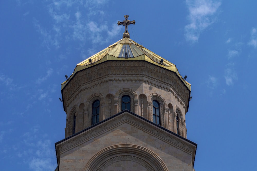 Chiesa in cemento bianco e marrone sotto il cielo blu durante il giorno