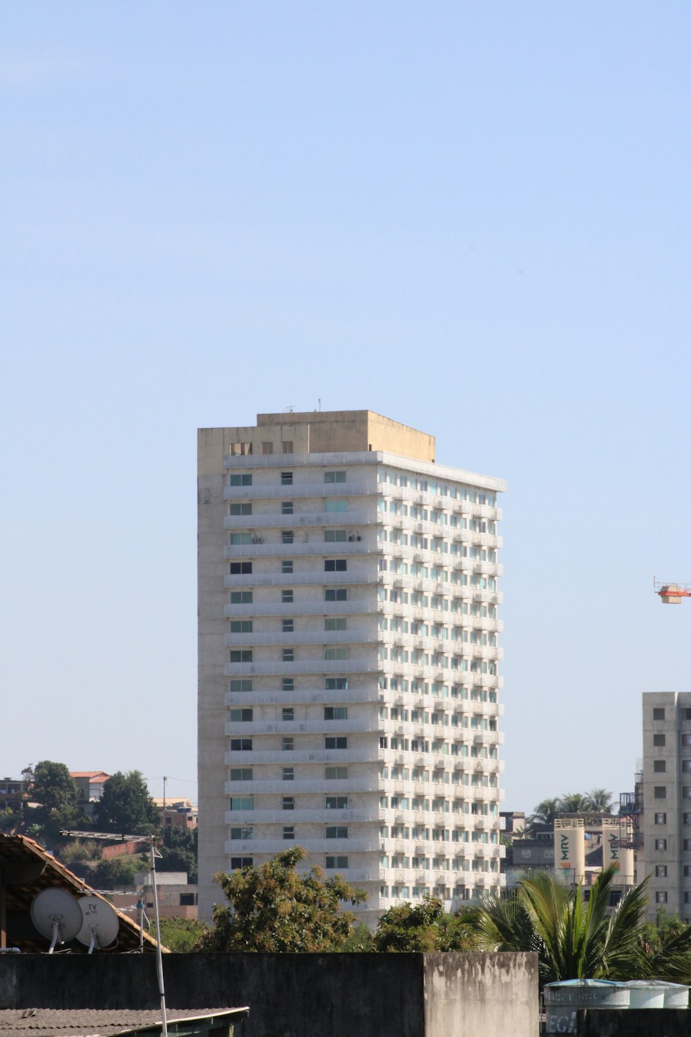 昼間の青空に白いコンクリートの建物