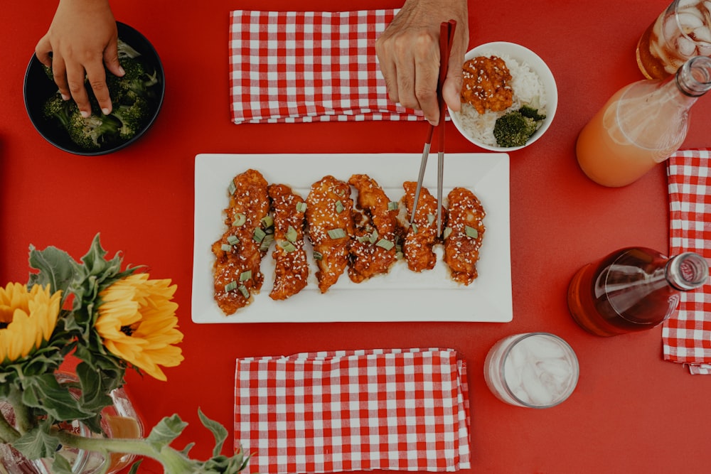 Comida frita en plato de cerámica blanca