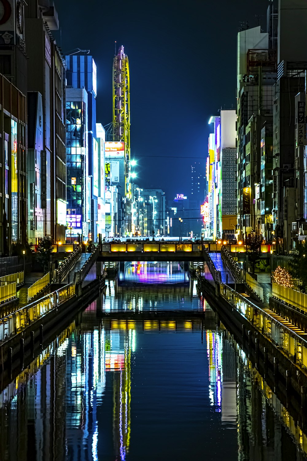 Edificios de la ciudad con luces encendidas durante la noche