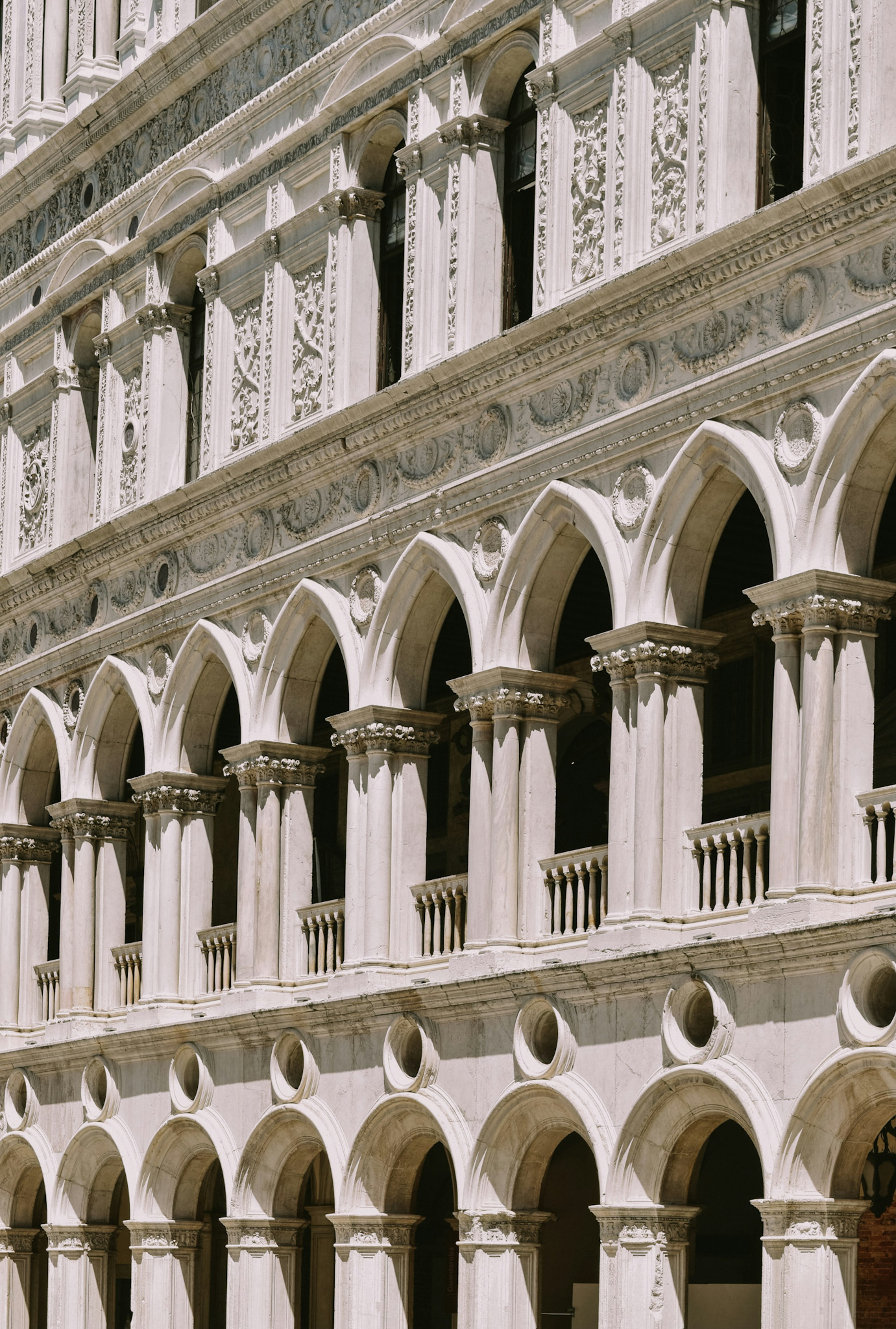 uno scorcio della facciata di palazzo ducale a venezia