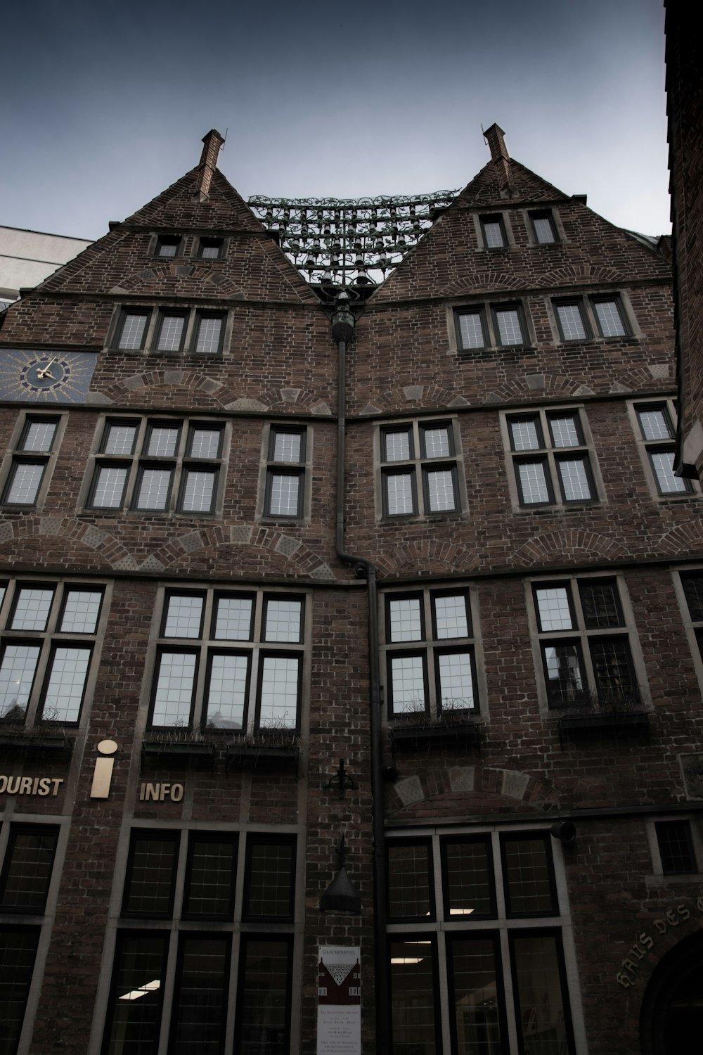 edificio in cemento marrone durante il giorno