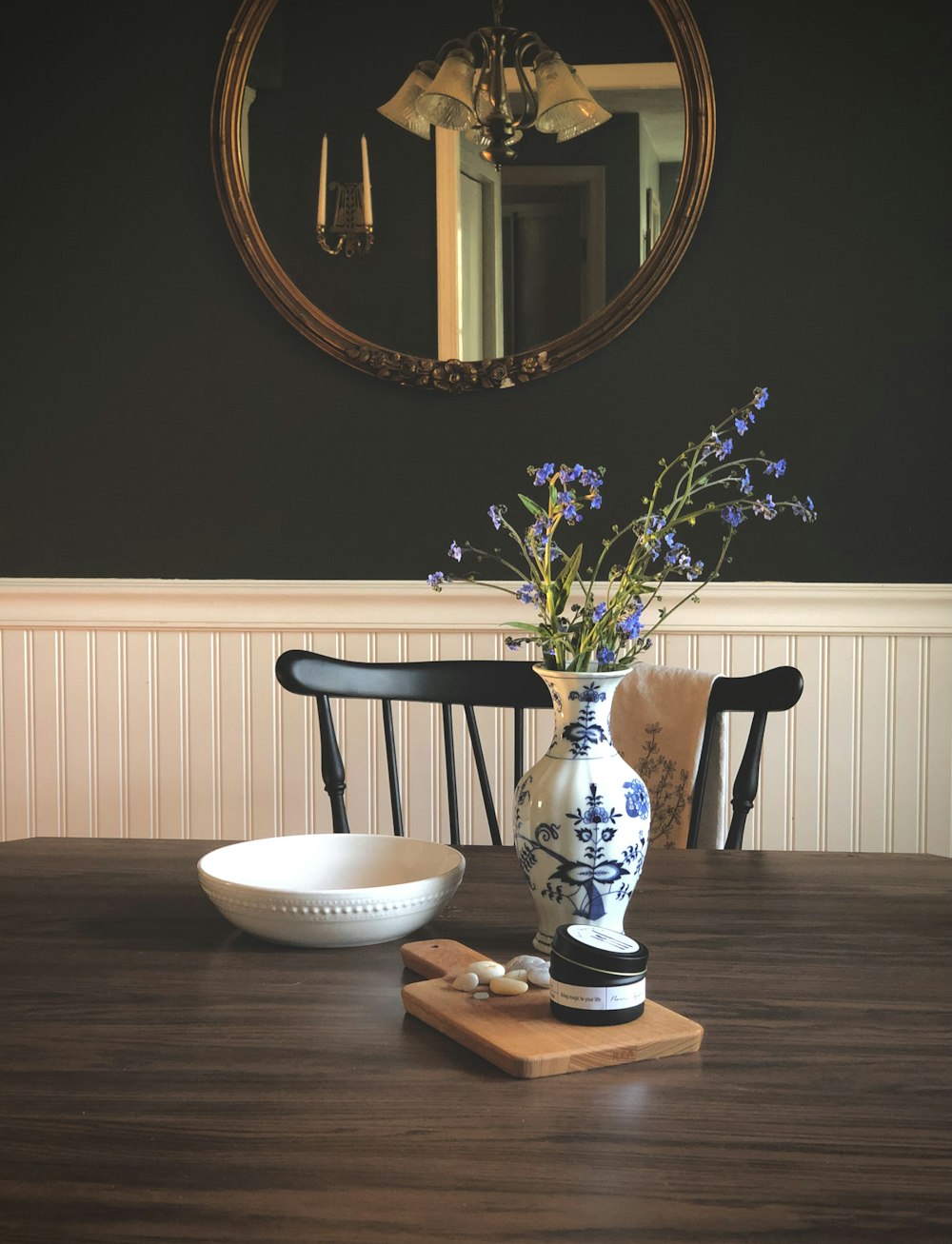 ciotola in ceramica bianca su tavolo in legno marrone
