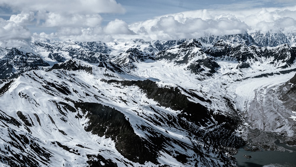 montaña blanca y negra bajo nubes blancas durante el día