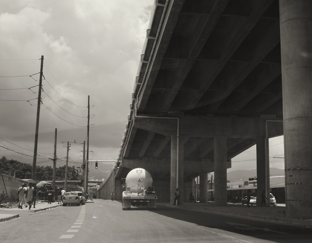 foto em tons de cinza de uma rua da cidade