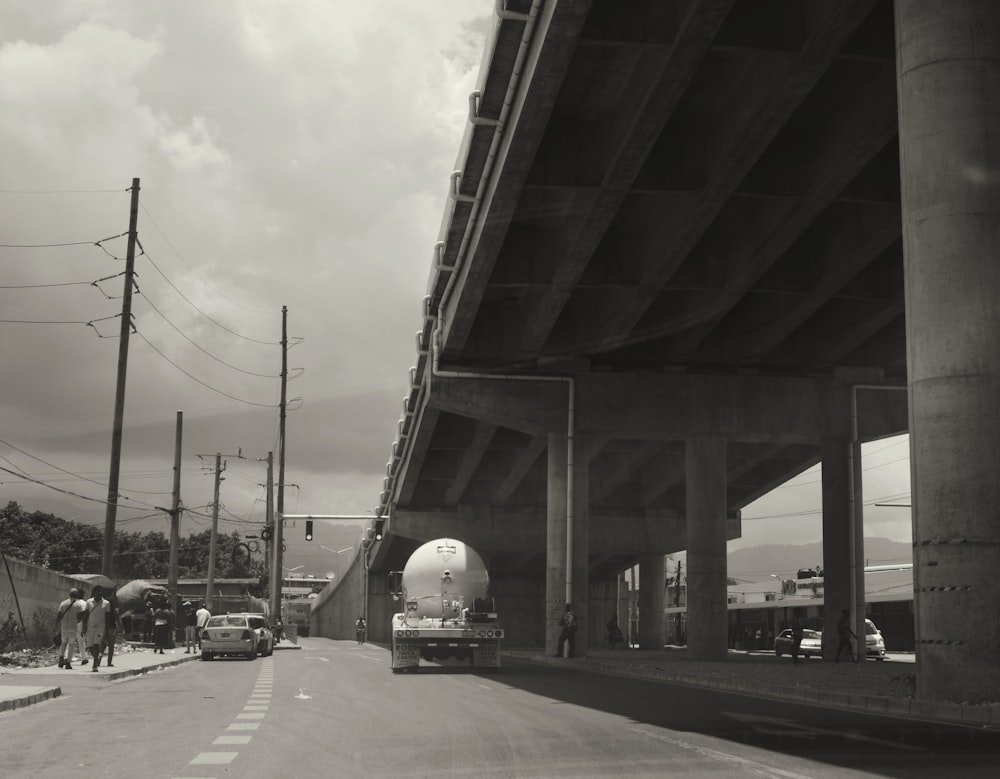 Foto en escala de grises de una calle de la ciudad