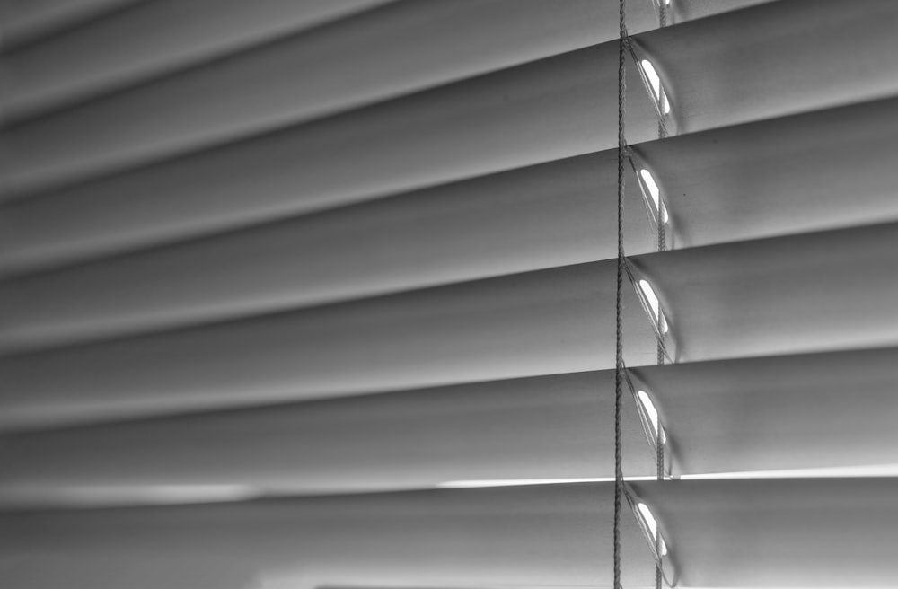 white window blinds during daytime