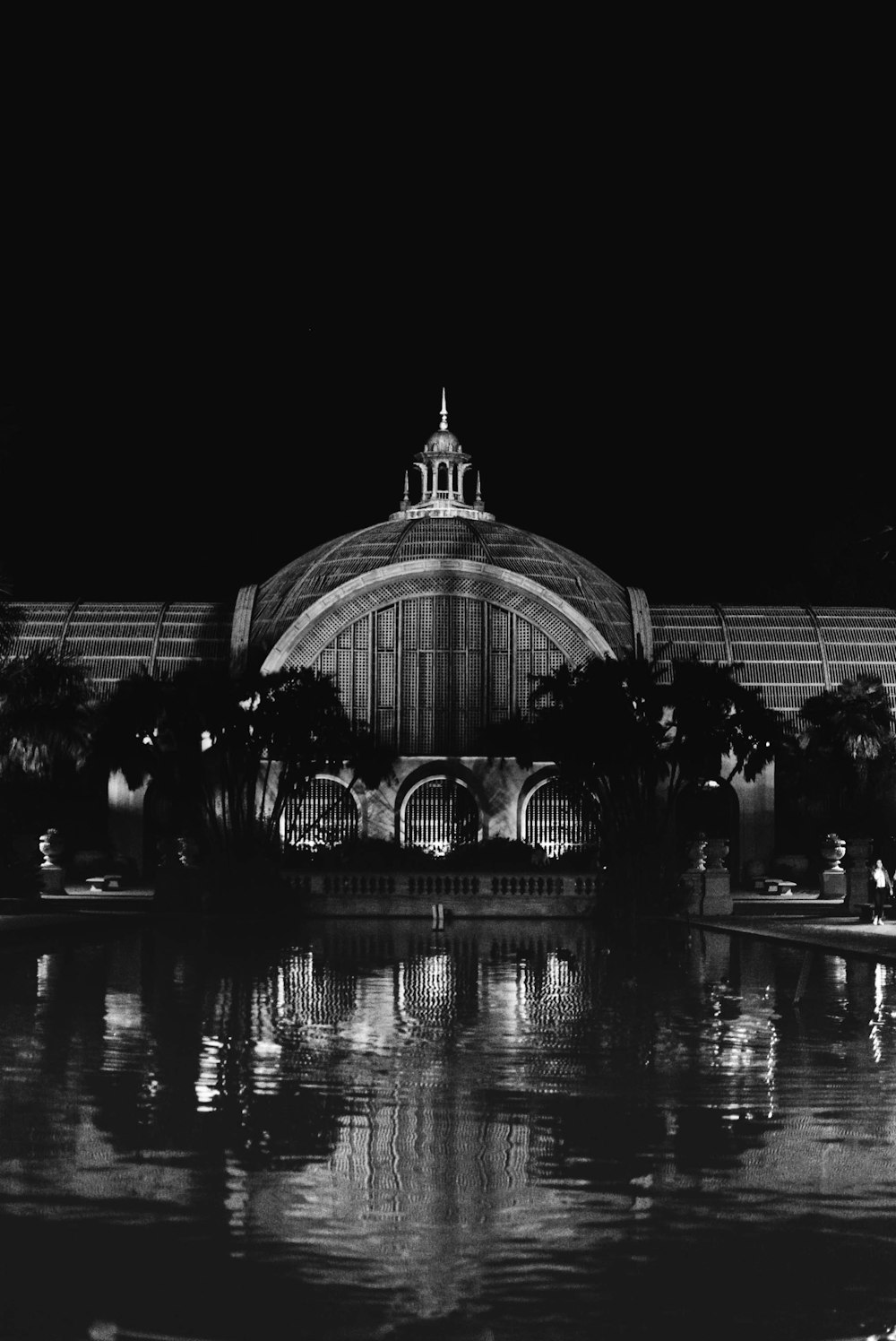 Una foto en blanco y negro de un edificio por la noche