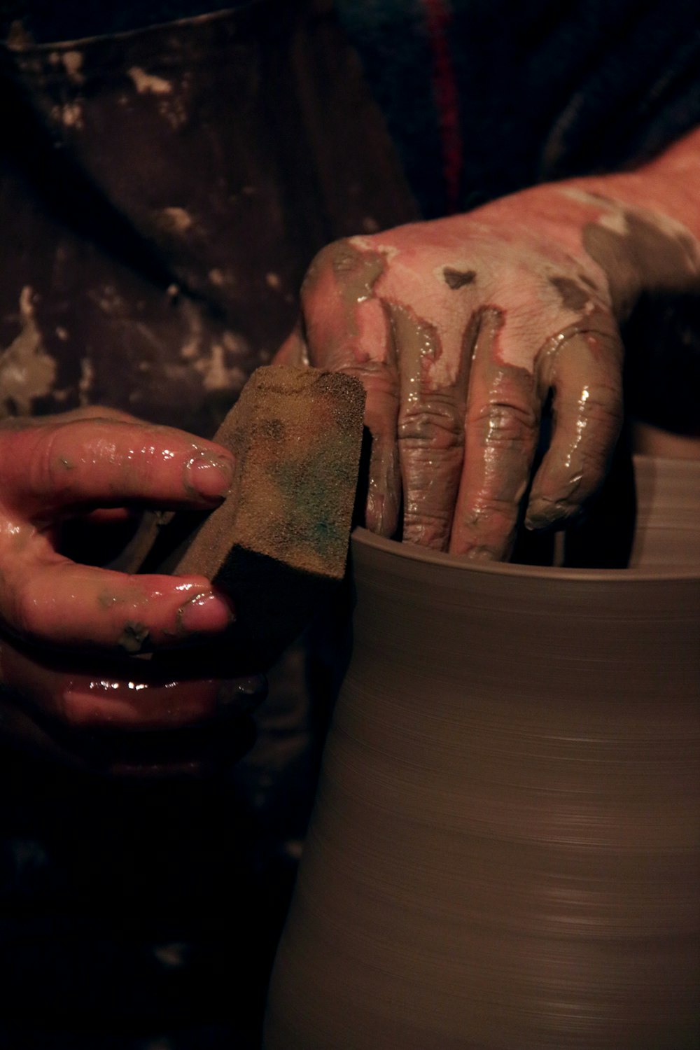 Persona che tiene un vaso di terracotta marrone