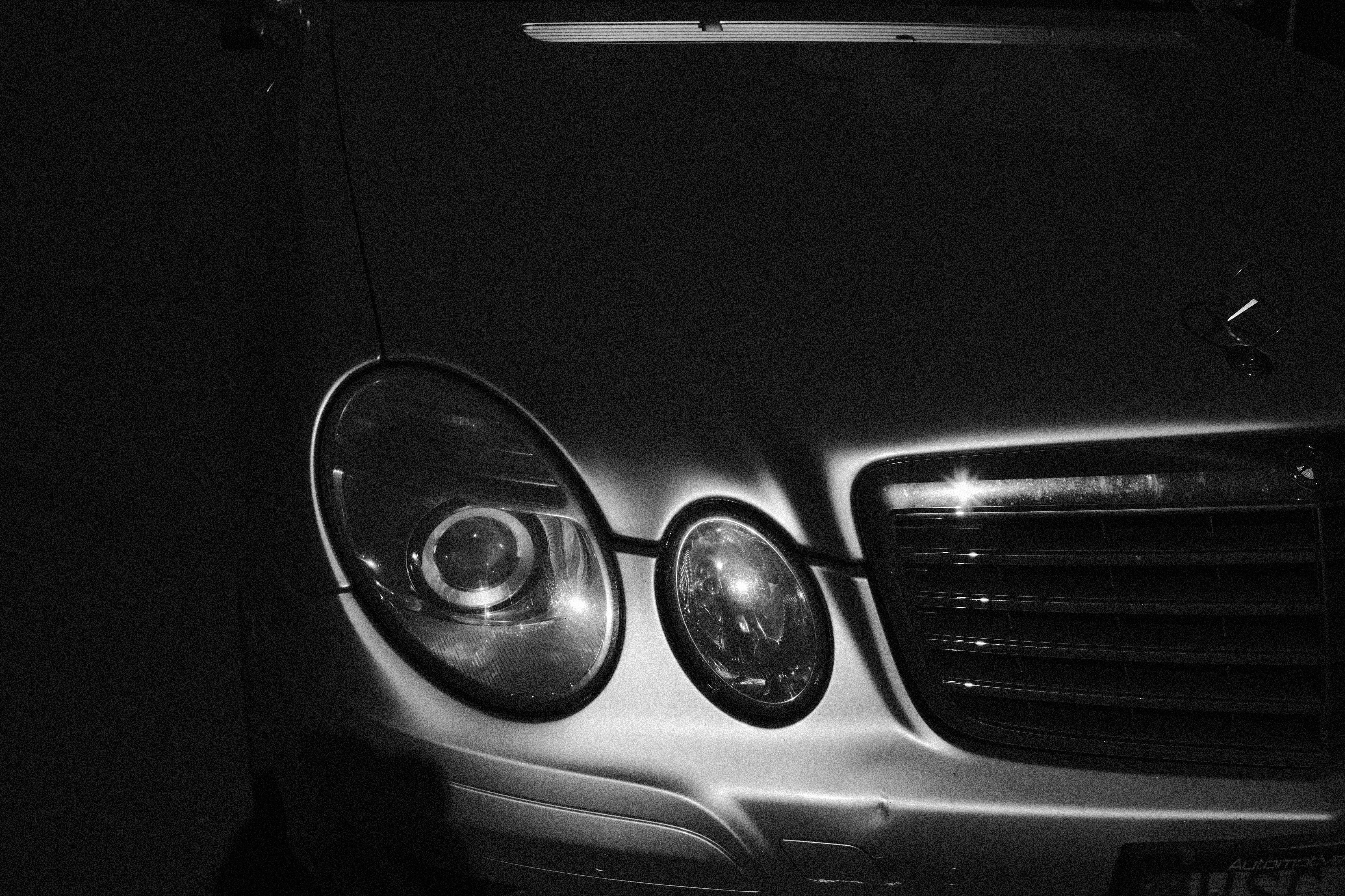 schwarzes Auto mit weißem Licht