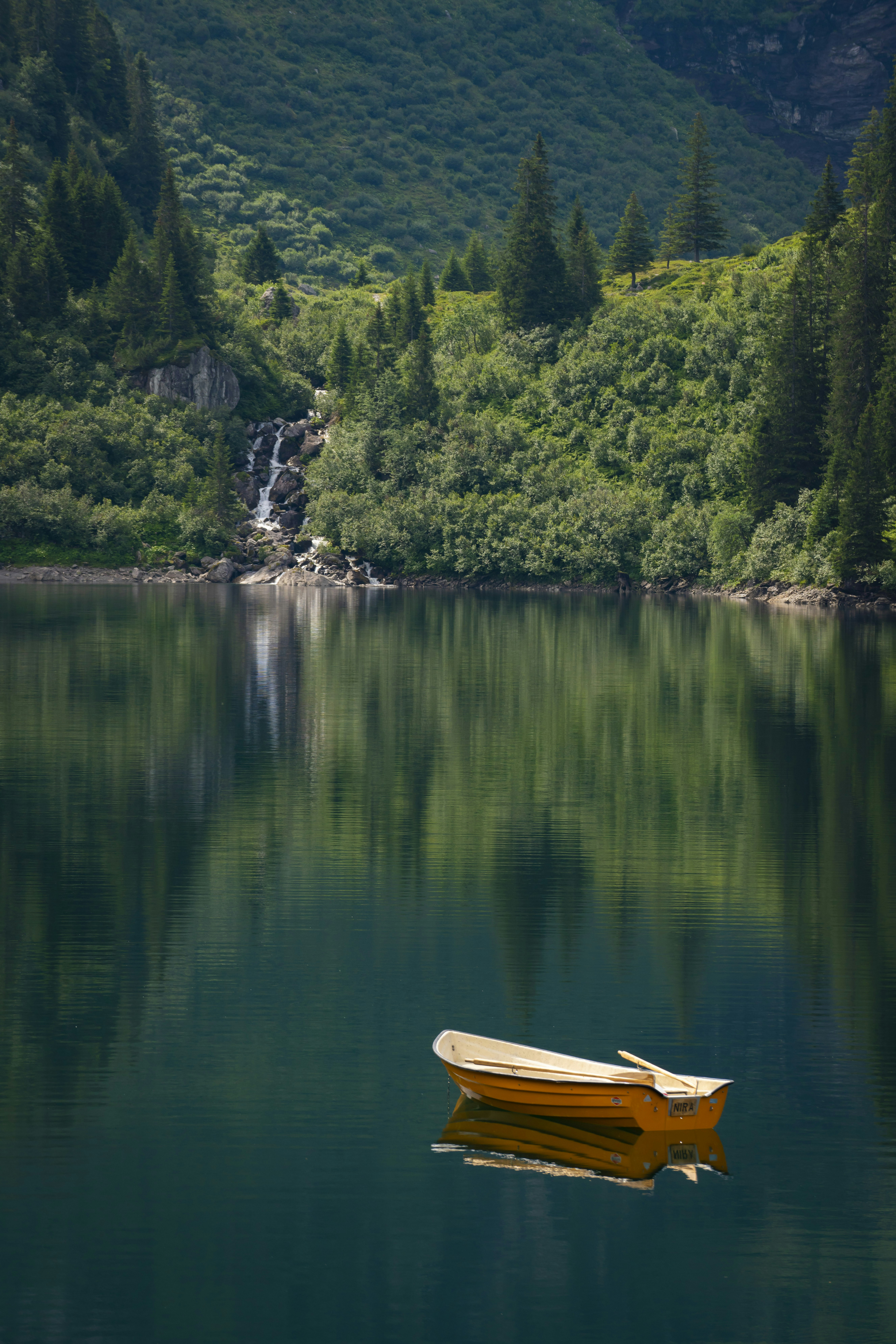 Braunes Boot tagsüber auf dem See