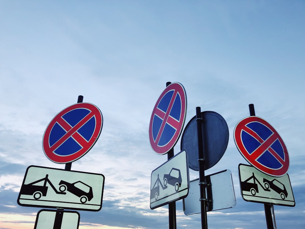 blue and red stop sign