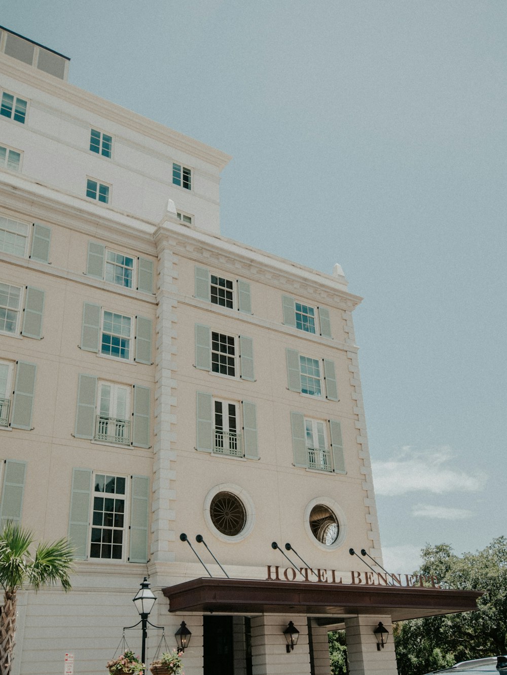 Edificio de hormigón blanco bajo el cielo azul durante el día