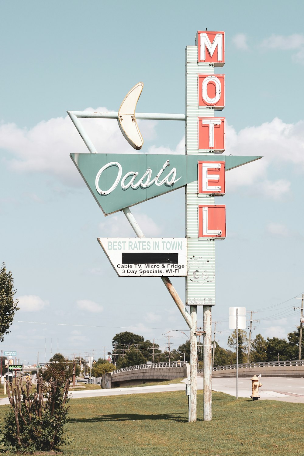 uma placa de motel em frente a uma estrada