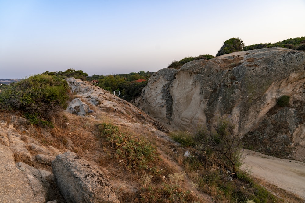 grauer felsiger Berg tagsüber unter blauem Himmel