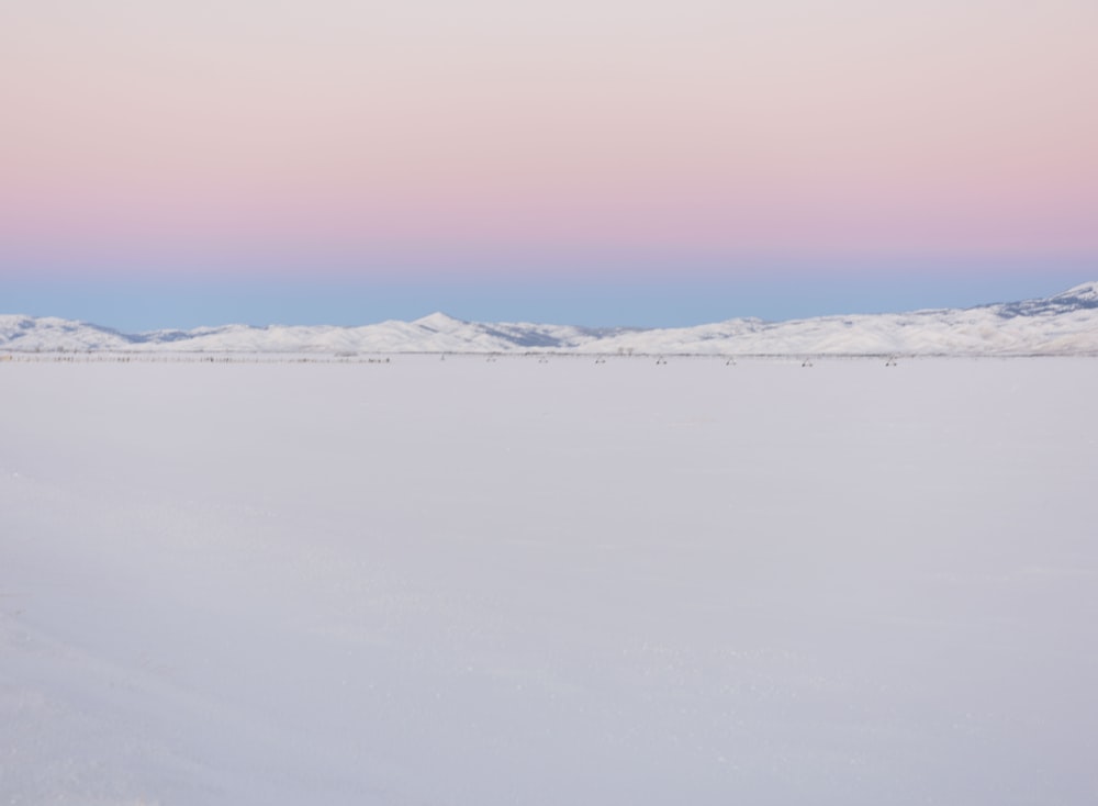 montagne enneigée sous ciel bleu pendant la journée