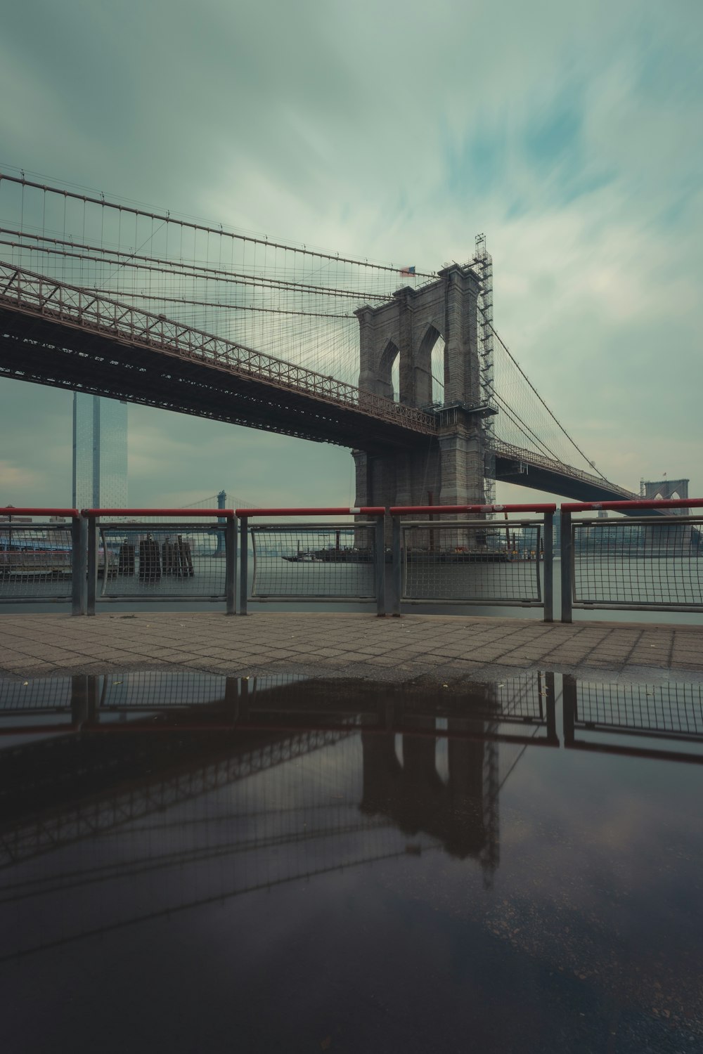 ponte sobre a água durante o dia