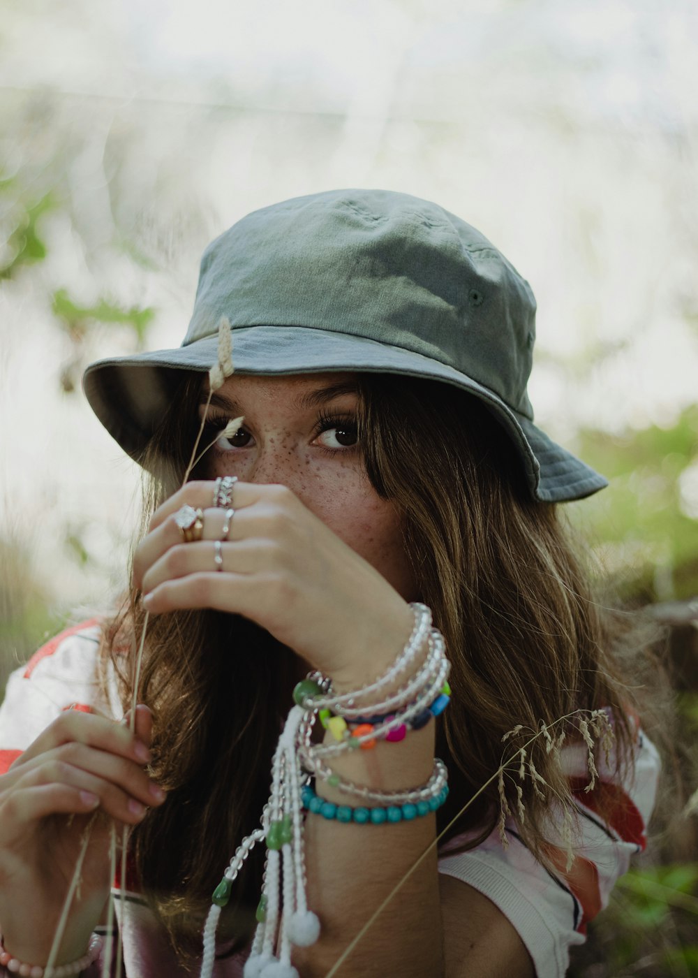 mujer con camisa blanca con sombrero gris