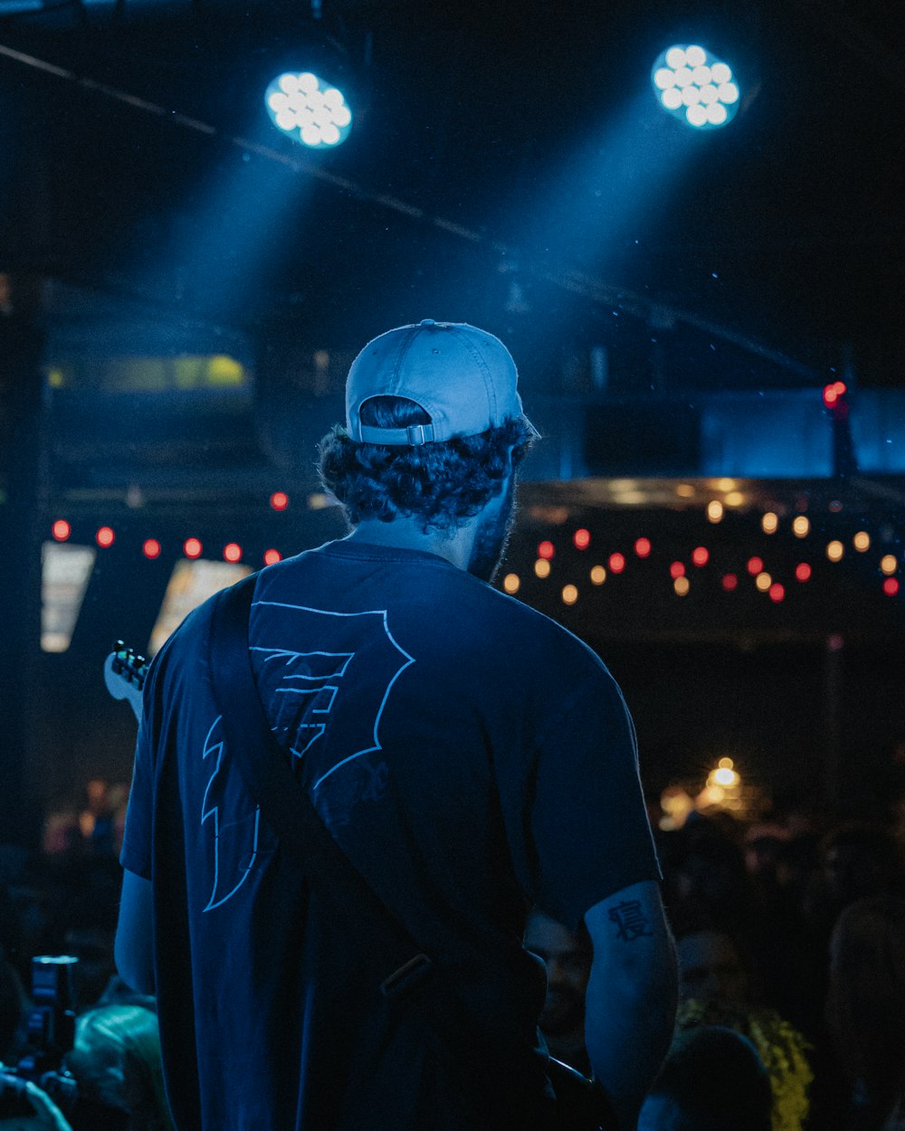 Hombre en camiseta negra de cuello redondo con casco azul y casco azul