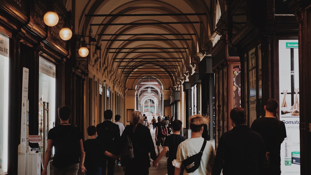 persone in stazione ferroviaria durante il giorno