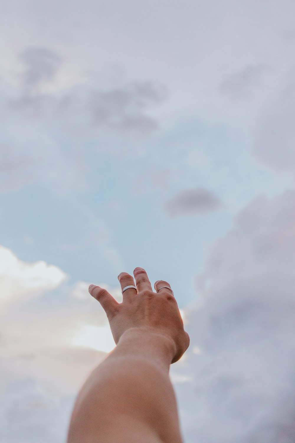 persone con la mano sinistra che si alza