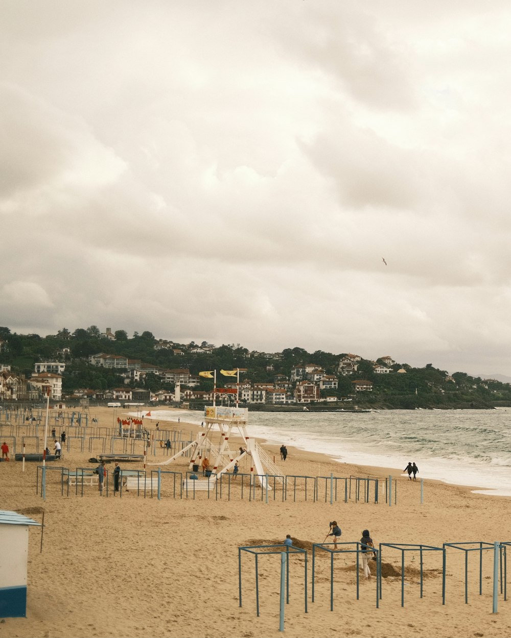 pessoas na praia durante o dia