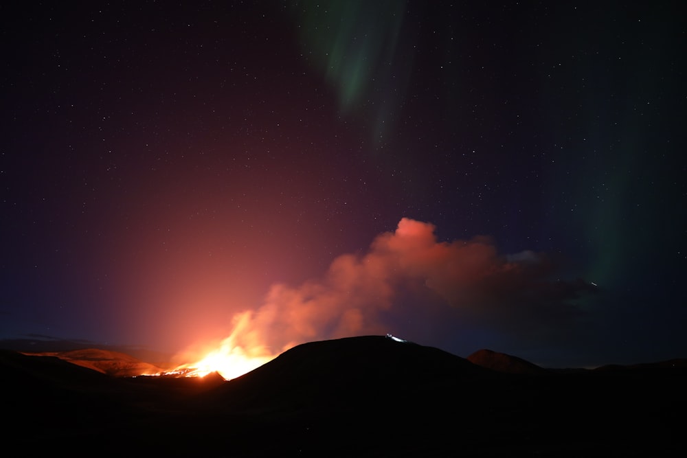 silhouette de montagne sous la nuit étoilée