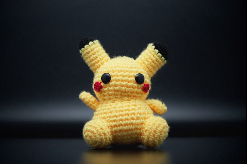 Peluche crochetée en amigurumi jaune et blanc