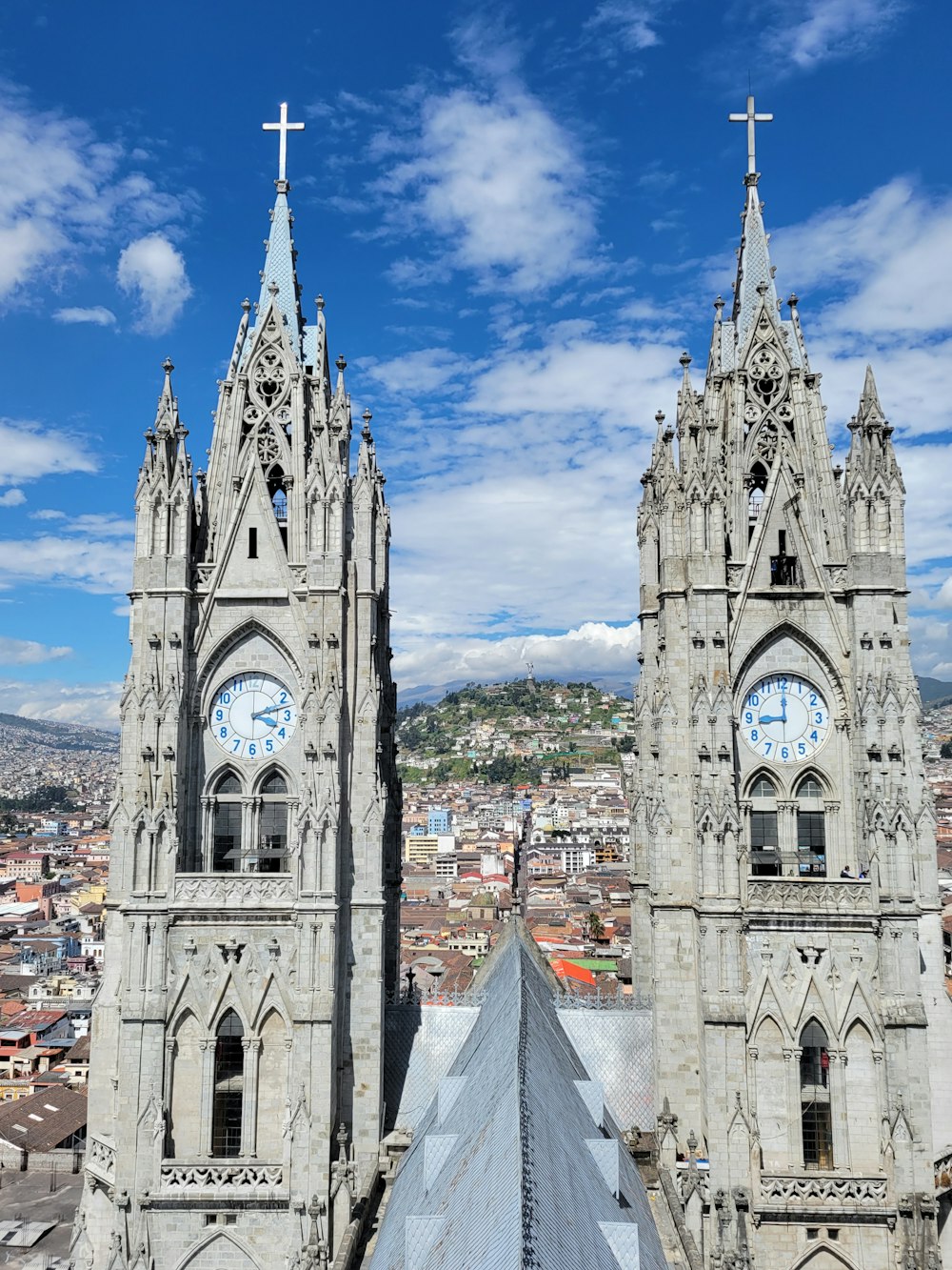 igreja de concreto branco e cinza