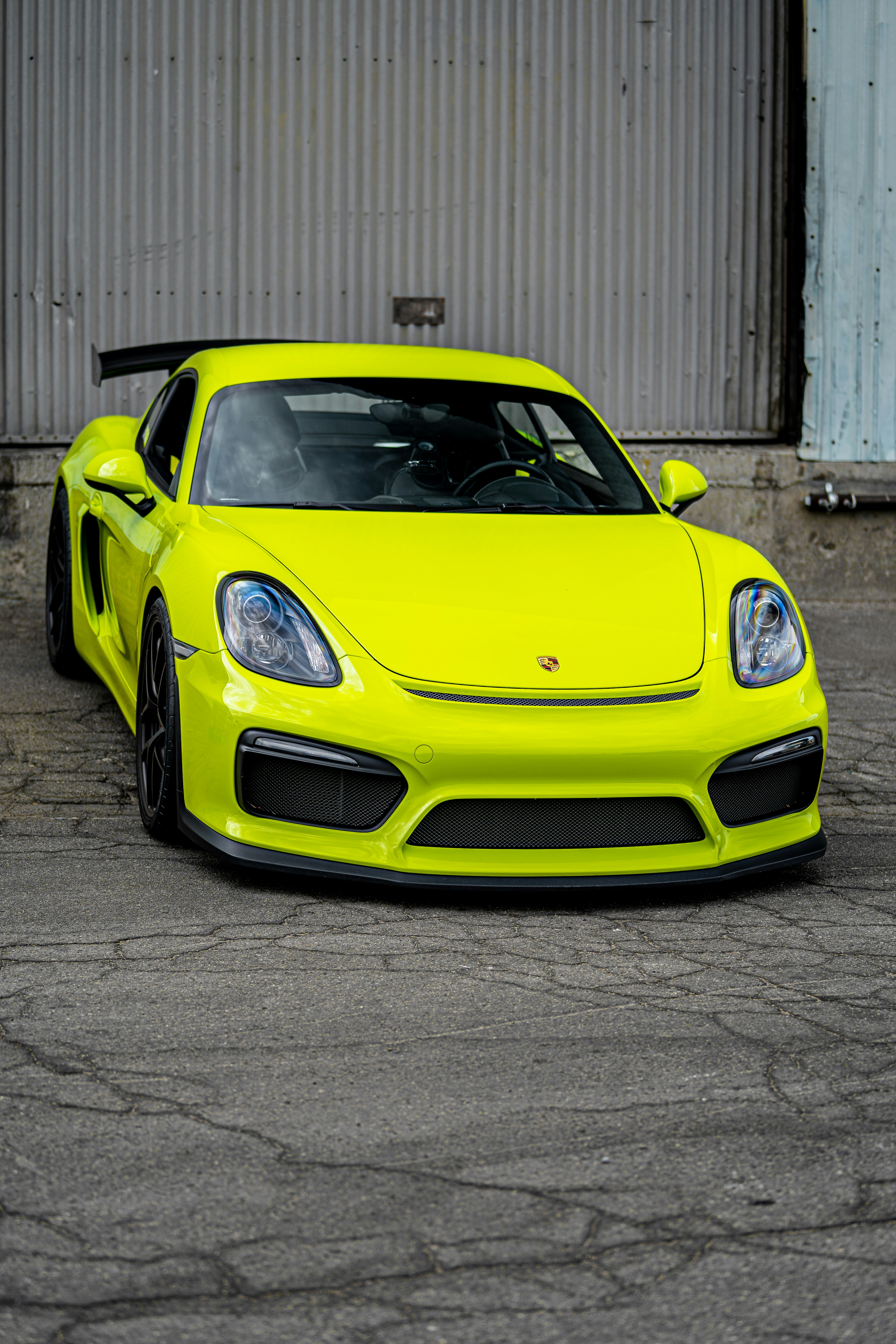 白い建物の近くに駐車した黄色のポルシェ 911の写真 Unsplashで見つける黄色の無料写真